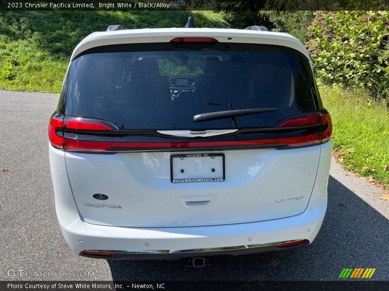 Bright White / Black/Alloy 2023 Chrysler Pacifica Limited