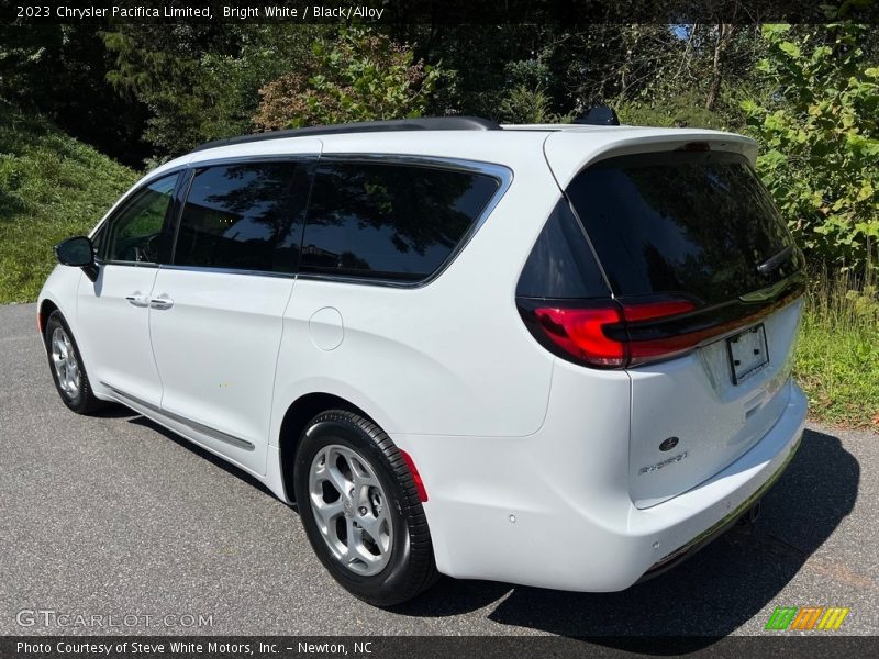 Bright White / Black/Alloy 2023 Chrysler Pacifica Limited