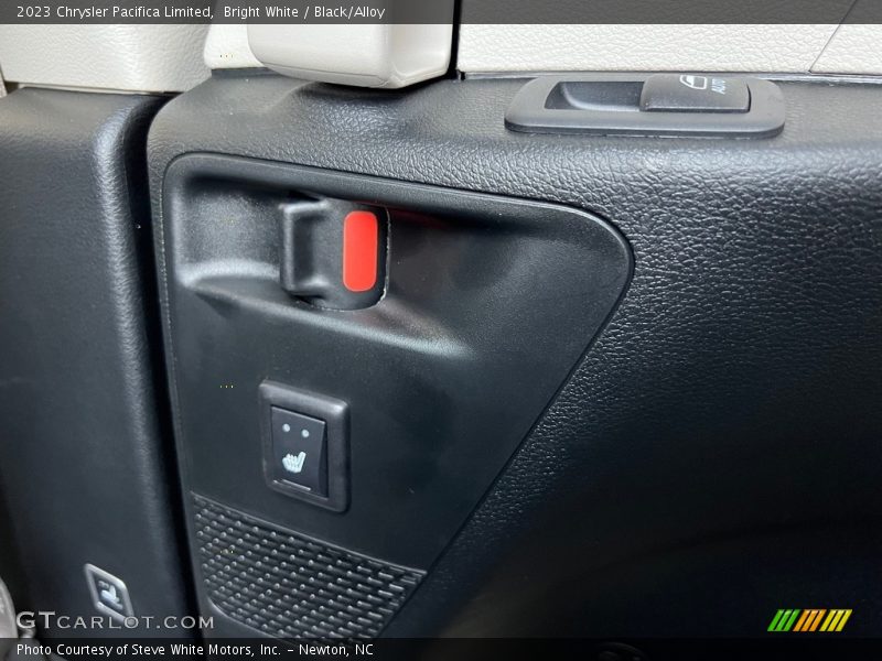 Bright White / Black/Alloy 2023 Chrysler Pacifica Limited