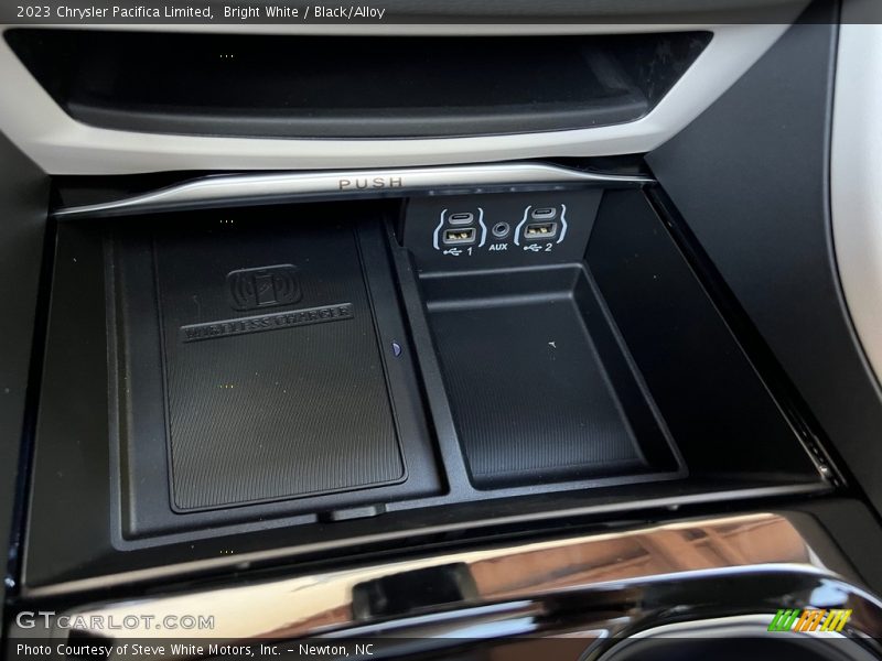 Bright White / Black/Alloy 2023 Chrysler Pacifica Limited