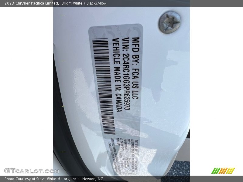 Bright White / Black/Alloy 2023 Chrysler Pacifica Limited