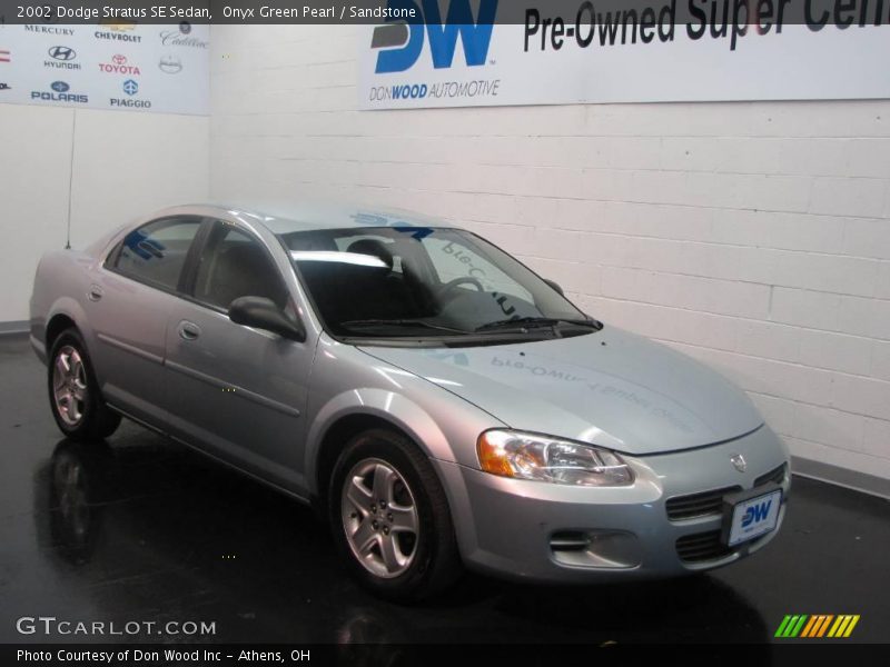Onyx Green Pearl / Sandstone 2002 Dodge Stratus SE Sedan