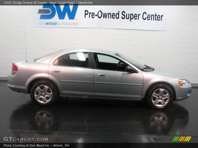 Onyx Green Pearl / Sandstone 2002 Dodge Stratus SE Sedan