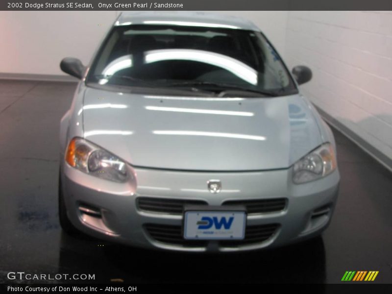 Onyx Green Pearl / Sandstone 2002 Dodge Stratus SE Sedan