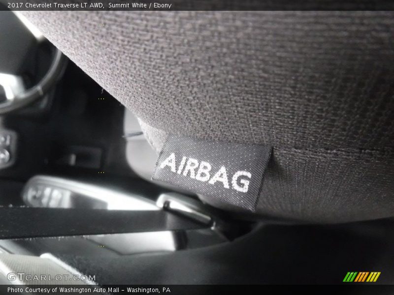 Summit White / Ebony 2017 Chevrolet Traverse LT AWD