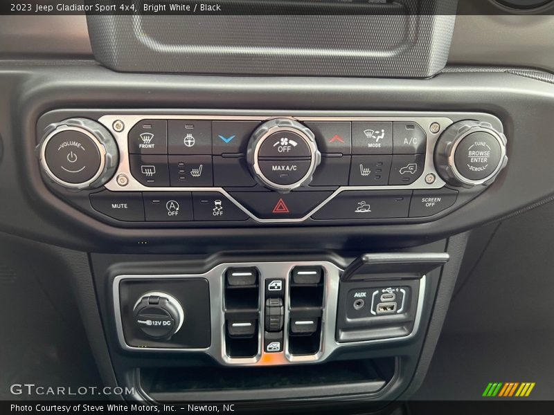 Controls of 2023 Gladiator Sport 4x4