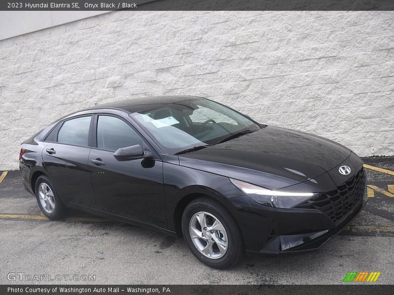 Front 3/4 View of 2023 Elantra SE