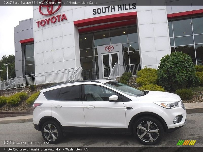 Oxford White / Medium Light Stone 2017 Ford Escape SE 4WD