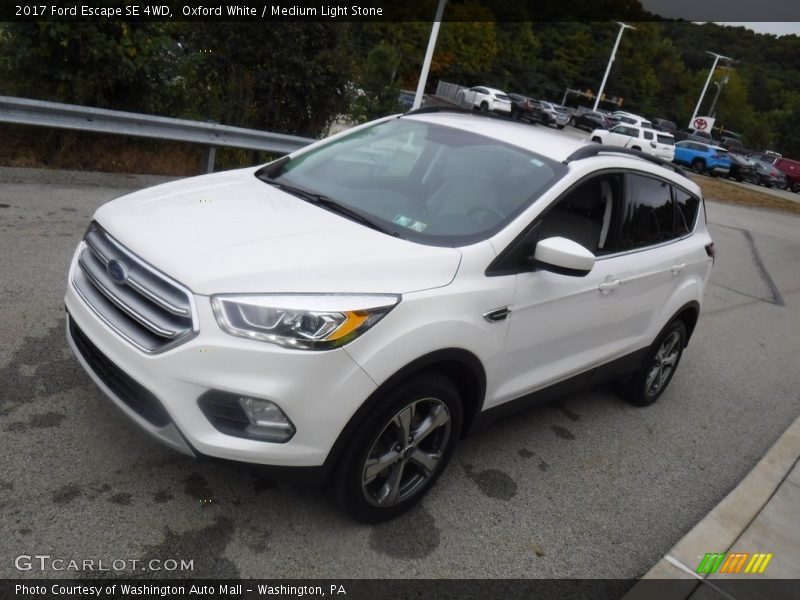 Oxford White / Medium Light Stone 2017 Ford Escape SE 4WD