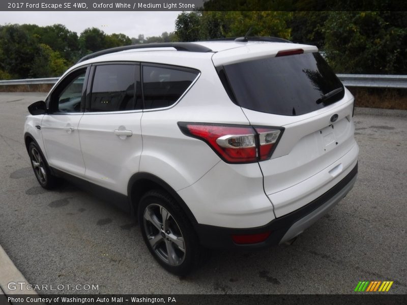 Oxford White / Medium Light Stone 2017 Ford Escape SE 4WD