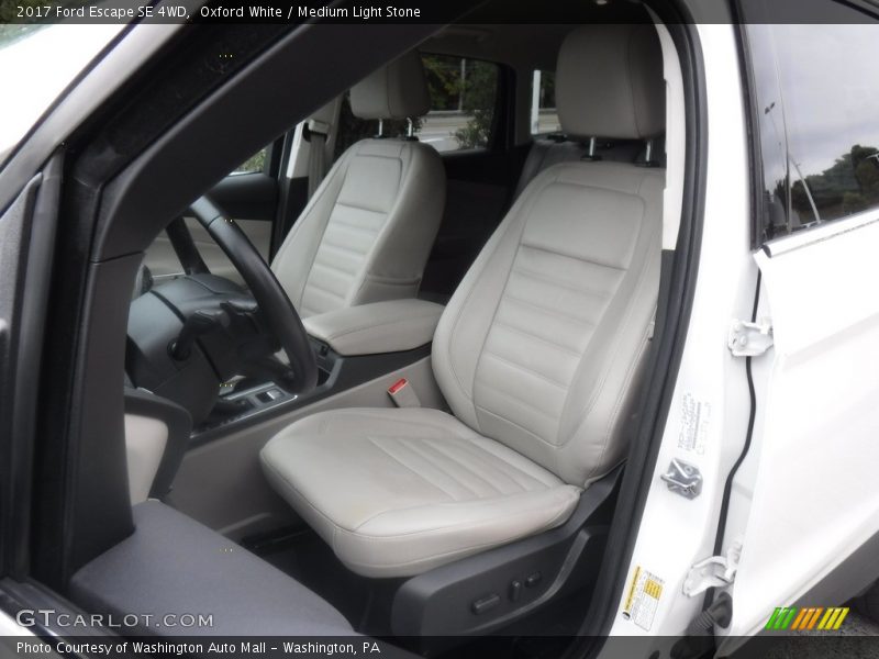 Oxford White / Medium Light Stone 2017 Ford Escape SE 4WD