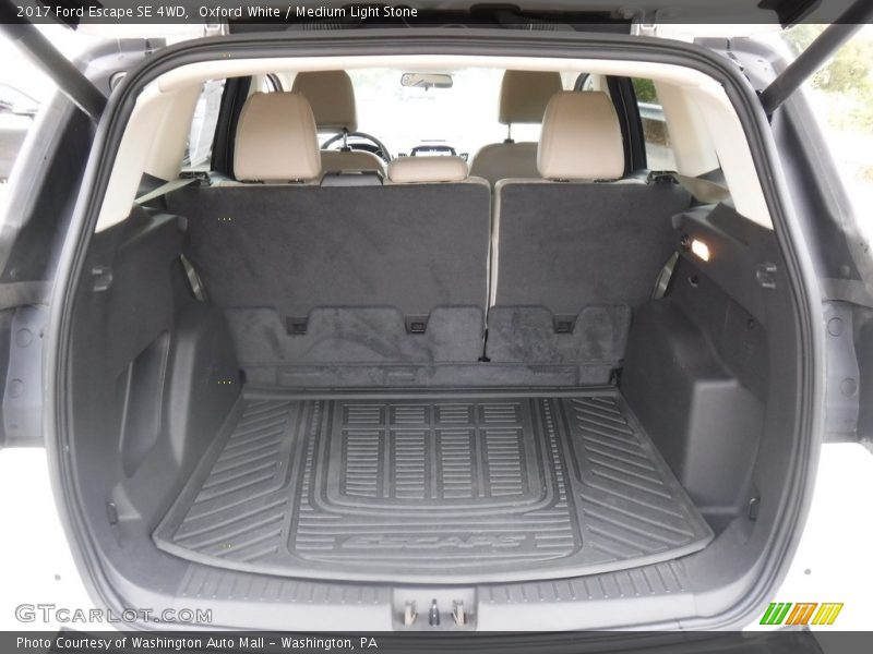 Oxford White / Medium Light Stone 2017 Ford Escape SE 4WD