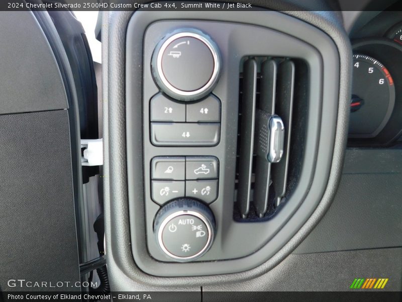 Summit White / Jet Black 2024 Chevrolet Silverado 2500HD Custom Crew Cab 4x4