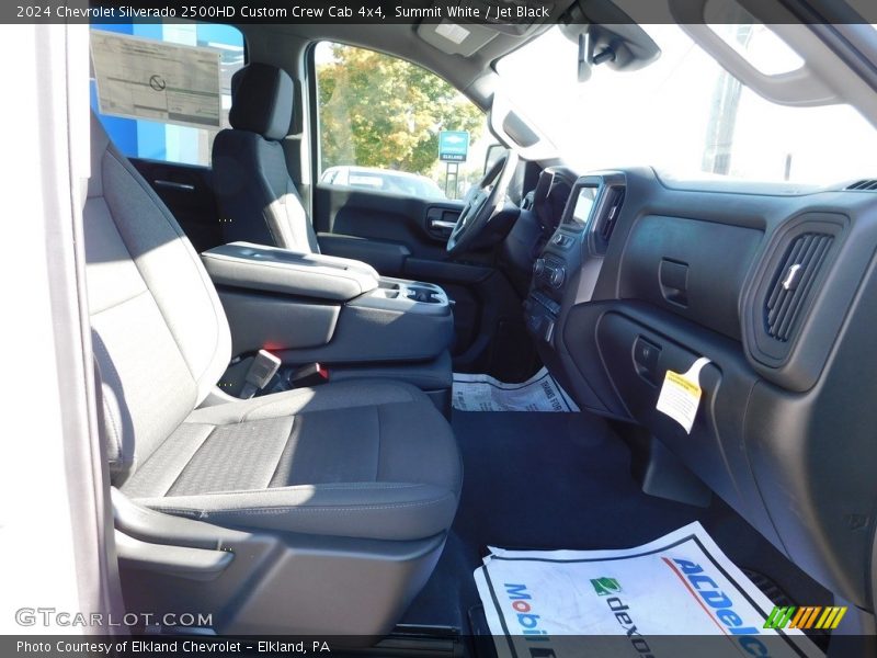 Summit White / Jet Black 2024 Chevrolet Silverado 2500HD Custom Crew Cab 4x4