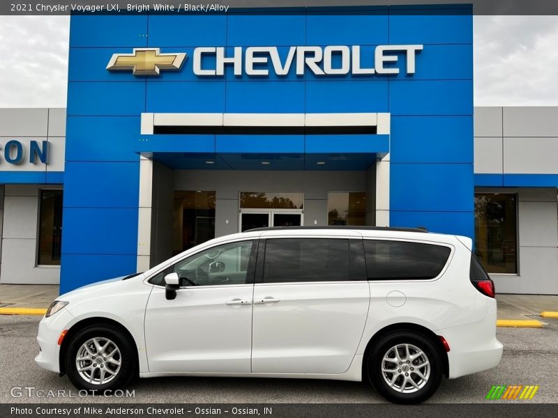 Bright White / Black/Alloy 2021 Chrysler Voyager LXI