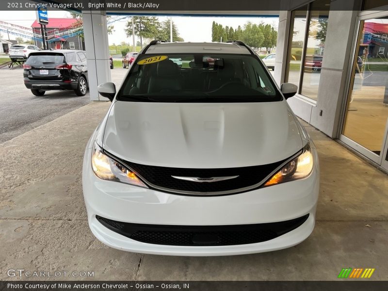 Bright White / Black/Alloy 2021 Chrysler Voyager LXI