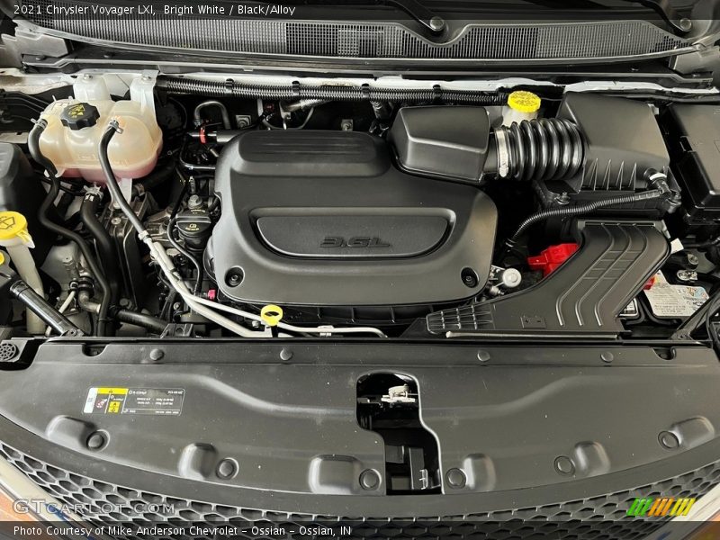 Bright White / Black/Alloy 2021 Chrysler Voyager LXI