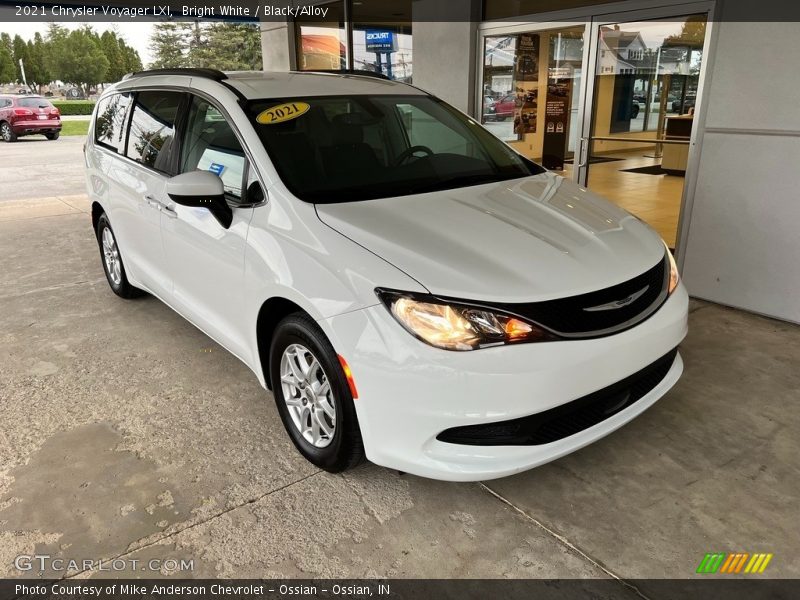 Bright White / Black/Alloy 2021 Chrysler Voyager LXI