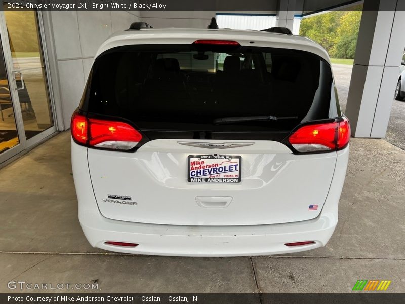 Bright White / Black/Alloy 2021 Chrysler Voyager LXI