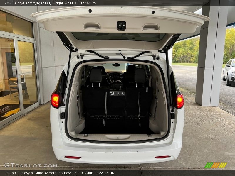 Bright White / Black/Alloy 2021 Chrysler Voyager LXI