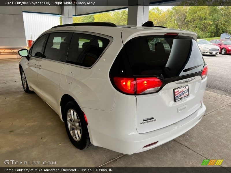Bright White / Black/Alloy 2021 Chrysler Voyager LXI