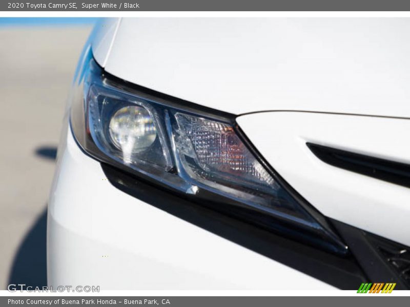 Super White / Black 2020 Toyota Camry SE