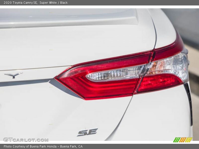 Super White / Black 2020 Toyota Camry SE