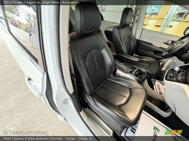 Bright White / Black/Alloy 2021 Chrysler Voyager LXI