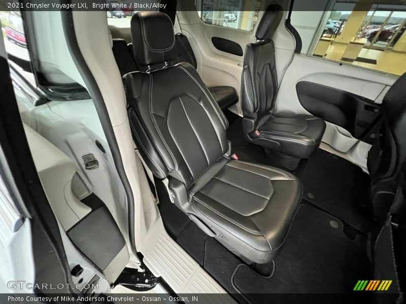 Bright White / Black/Alloy 2021 Chrysler Voyager LXI