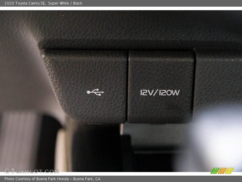 Super White / Black 2020 Toyota Camry SE