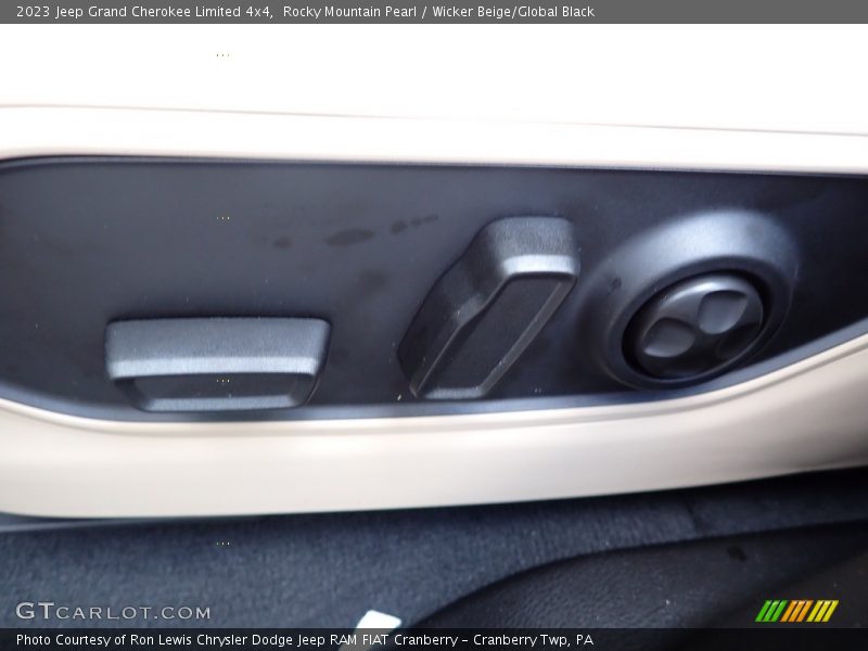Front Seat of 2023 Grand Cherokee Limited 4x4