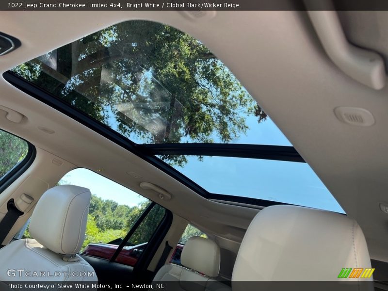 Sunroof of 2022 Grand Cherokee Limited 4x4