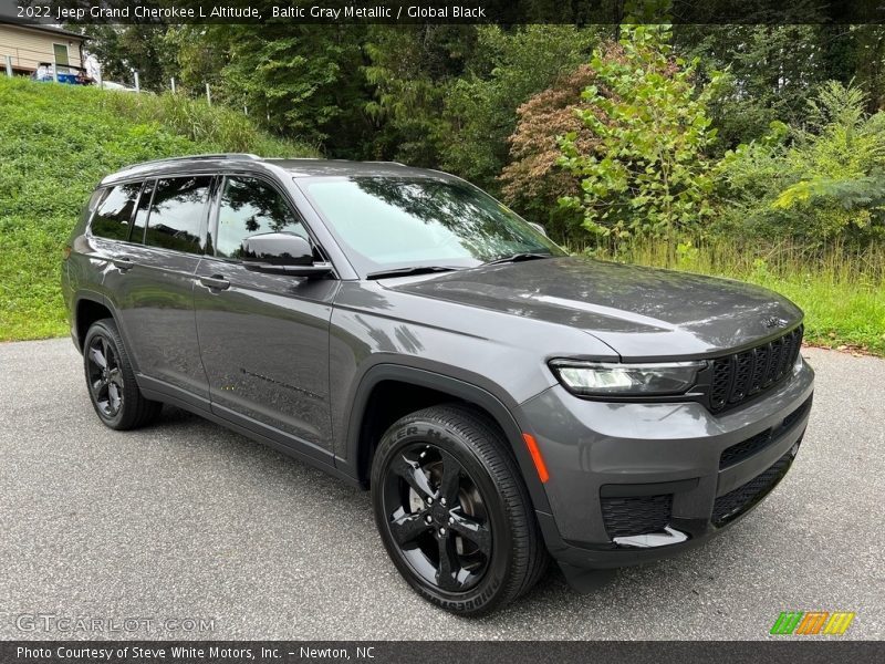 Front 3/4 View of 2022 Grand Cherokee L Altitude