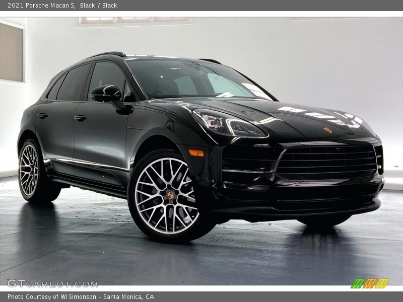 Front 3/4 View of 2021 Macan S
