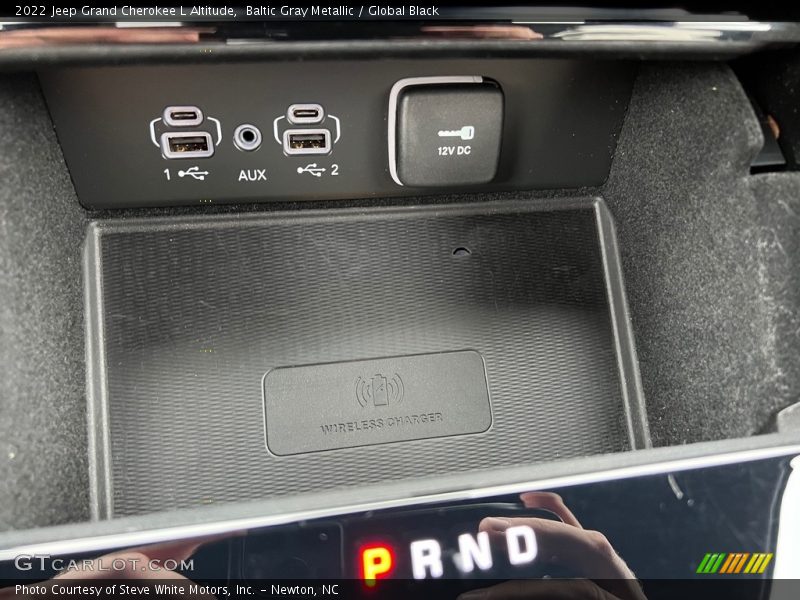 Controls of 2022 Grand Cherokee L Altitude