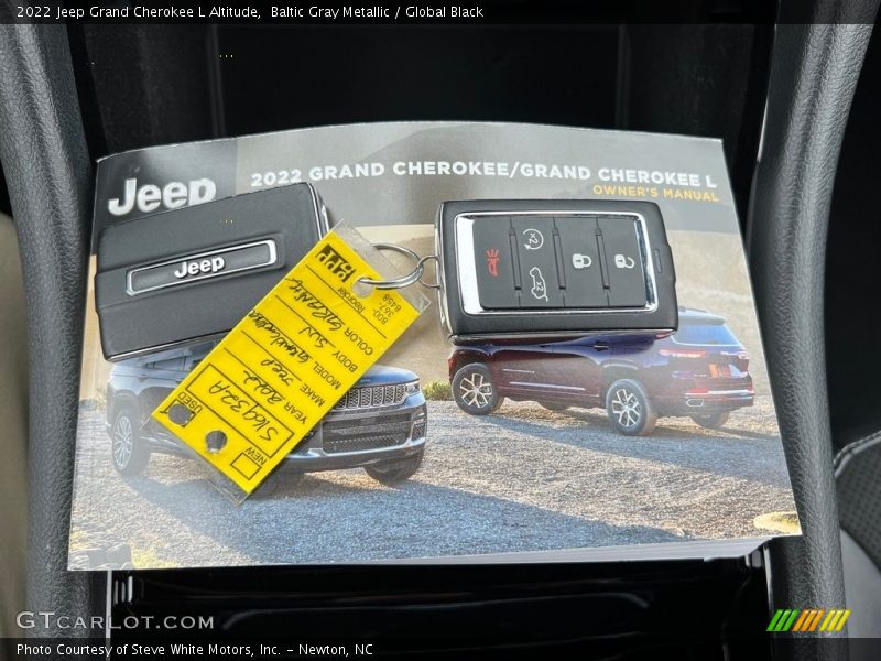 Keys of 2022 Grand Cherokee L Altitude