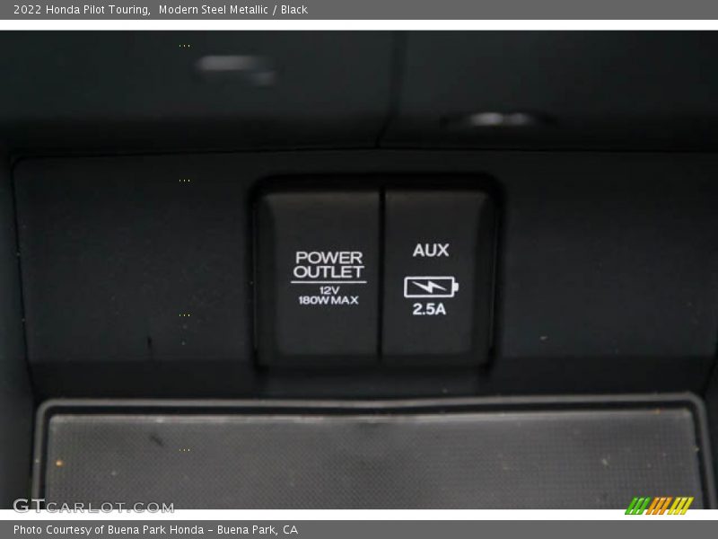 Modern Steel Metallic / Black 2022 Honda Pilot Touring