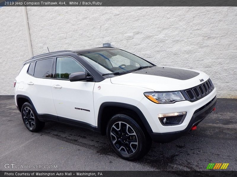 Front 3/4 View of 2019 Compass Trailhawk 4x4