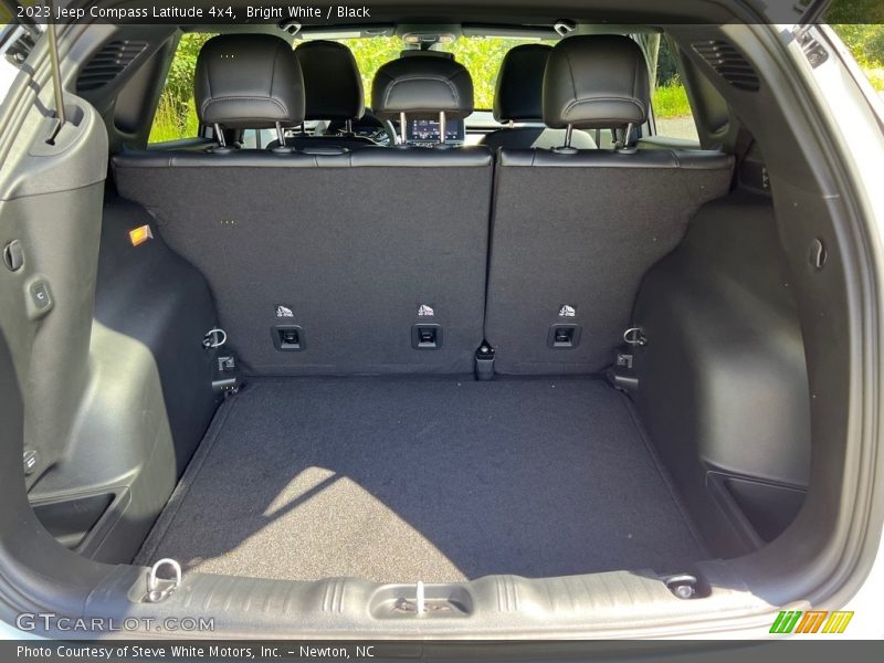 Bright White / Black 2023 Jeep Compass Latitude 4x4