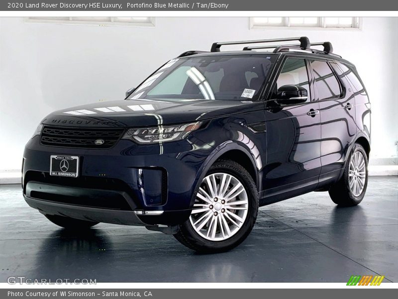 Front 3/4 View of 2020 Discovery HSE Luxury