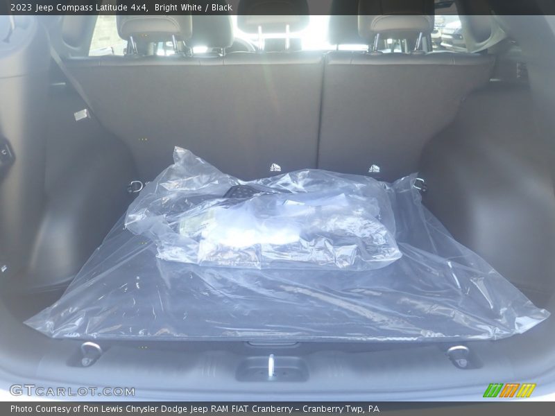 Bright White / Black 2023 Jeep Compass Latitude 4x4