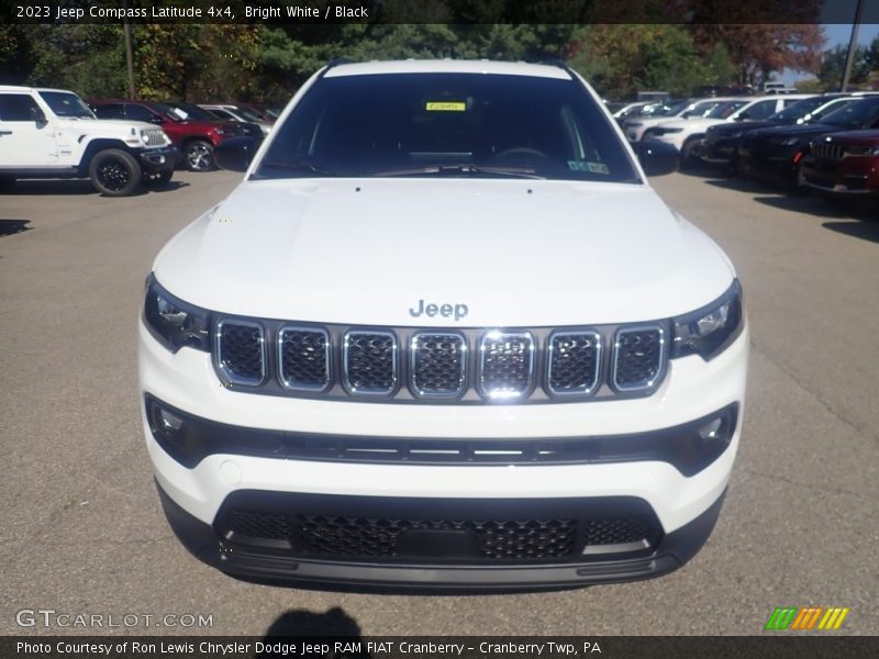 Bright White / Black 2023 Jeep Compass Latitude 4x4