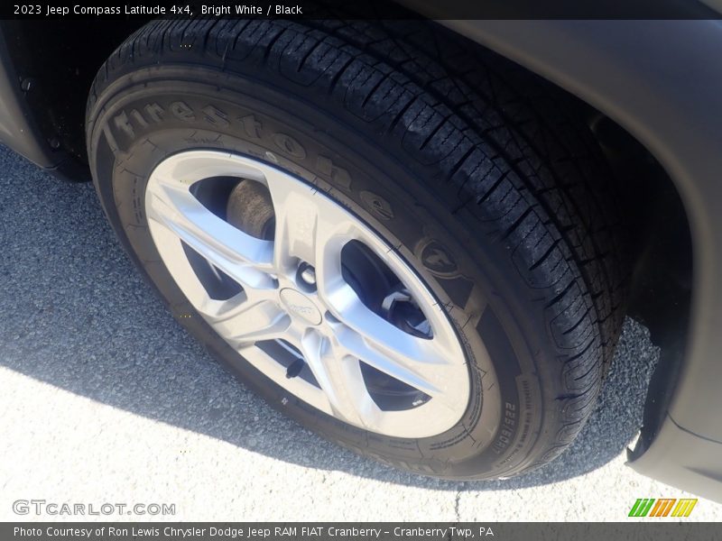 Bright White / Black 2023 Jeep Compass Latitude 4x4