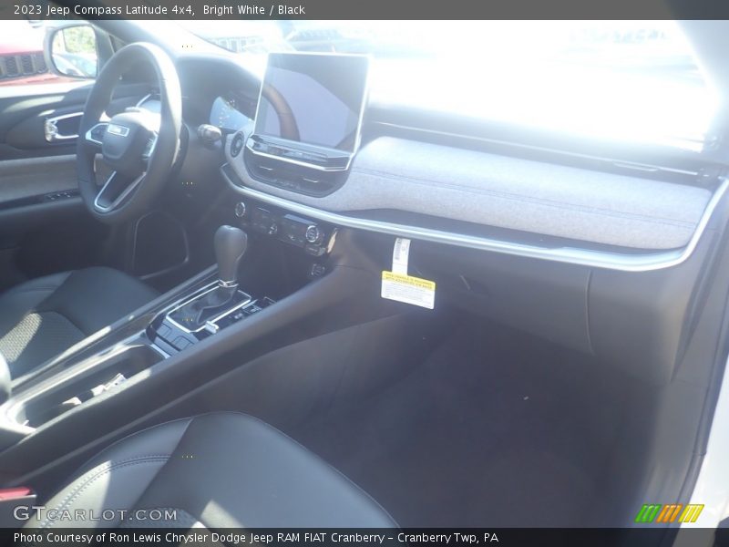 Bright White / Black 2023 Jeep Compass Latitude 4x4