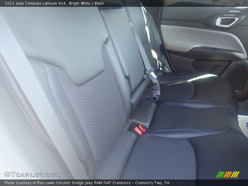 Bright White / Black 2023 Jeep Compass Latitude 4x4