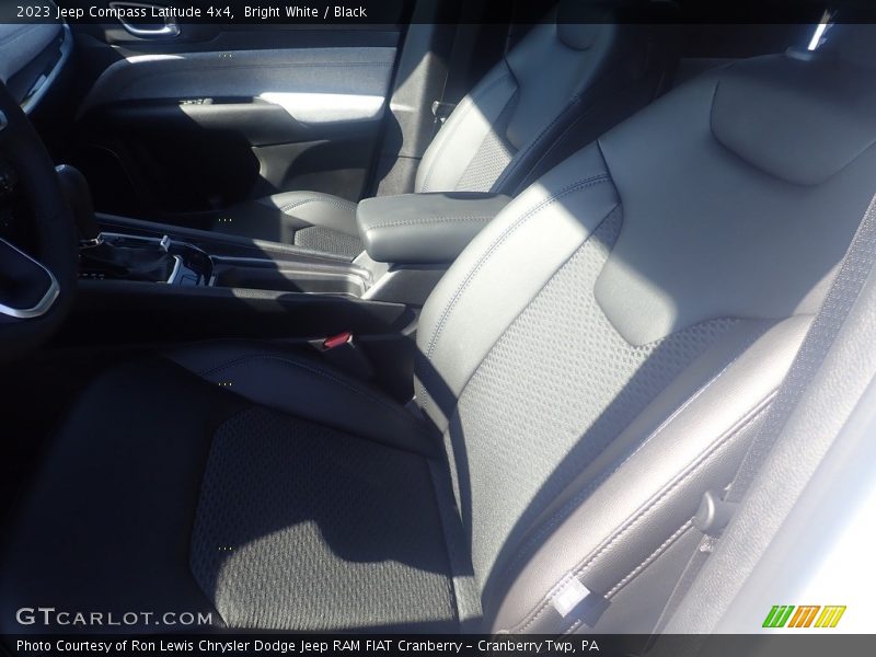 Bright White / Black 2023 Jeep Compass Latitude 4x4