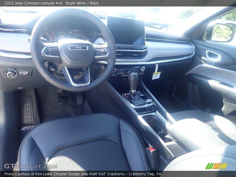 Bright White / Black 2023 Jeep Compass Latitude 4x4