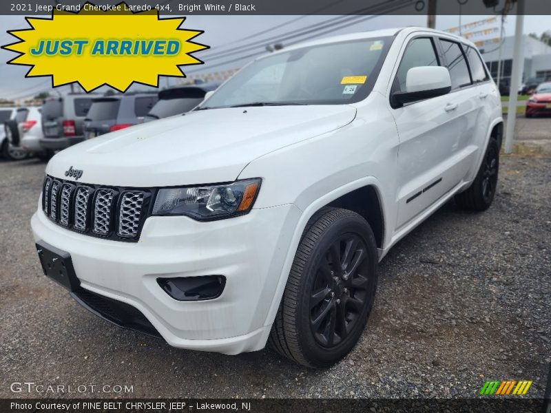 Bright White / Black 2021 Jeep Grand Cherokee Laredo 4x4
