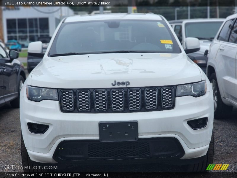 Bright White / Black 2021 Jeep Grand Cherokee Laredo 4x4