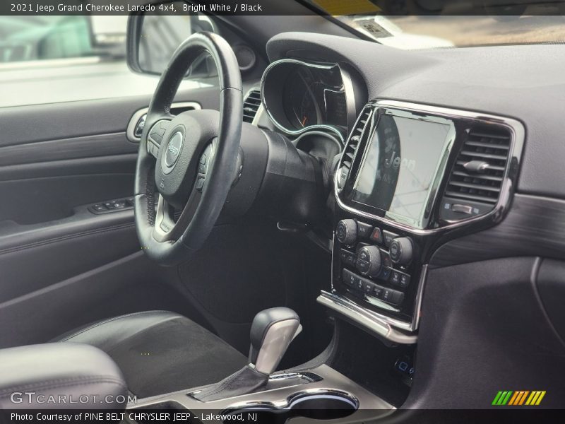 Bright White / Black 2021 Jeep Grand Cherokee Laredo 4x4